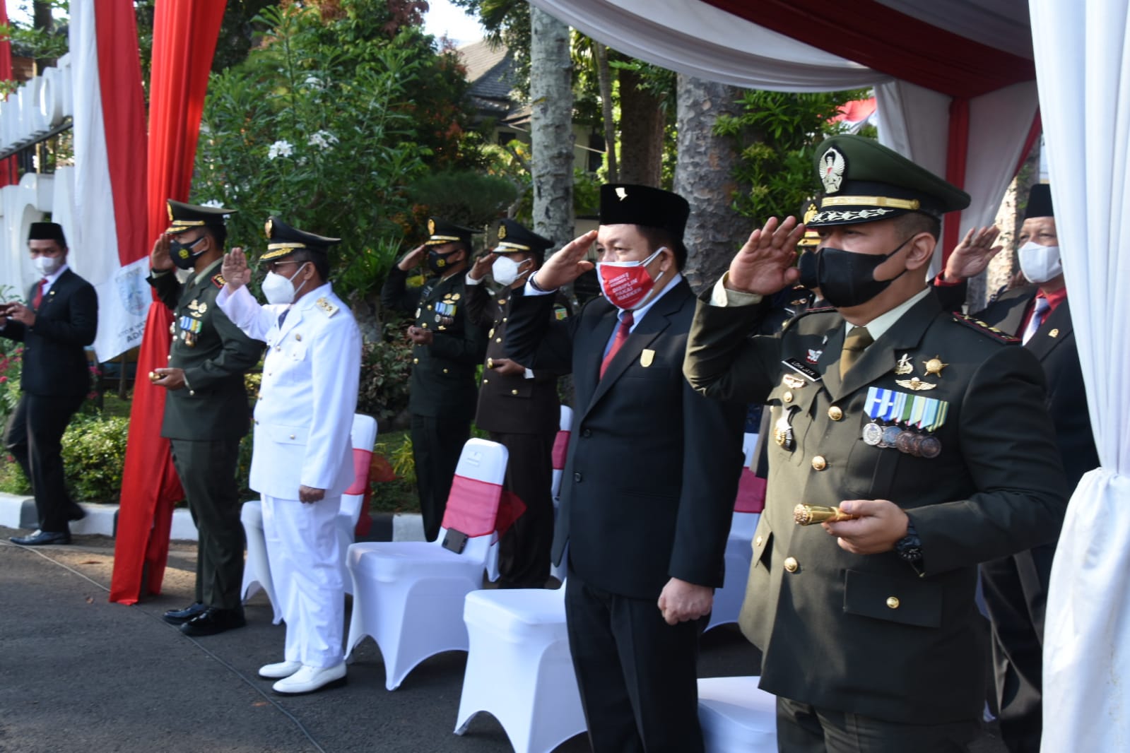 Peringati HUT RI Ke-76, Danrem 073/MKT Laksanakan Upacara Bendera Di Pemkot Kota Salatiga